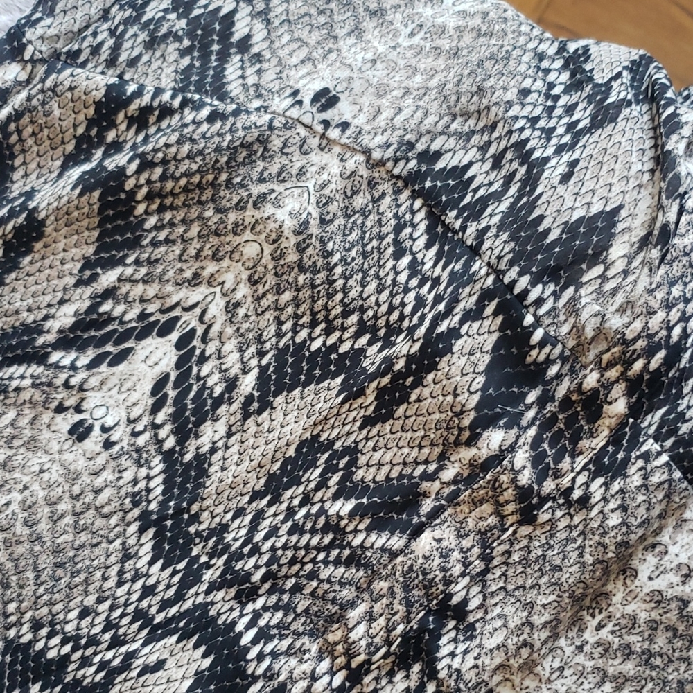Ro & De Python Print Blouse - Picture 9 of 9
